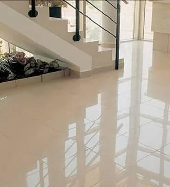 Porcelanato en un espacio interior iluminado